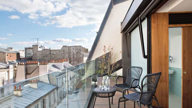 Stylish balcony at Hotel Parister for intimate meetings and networking events.