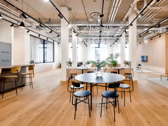 Modern meeting room with natural light, ideal for workshops and networking events.