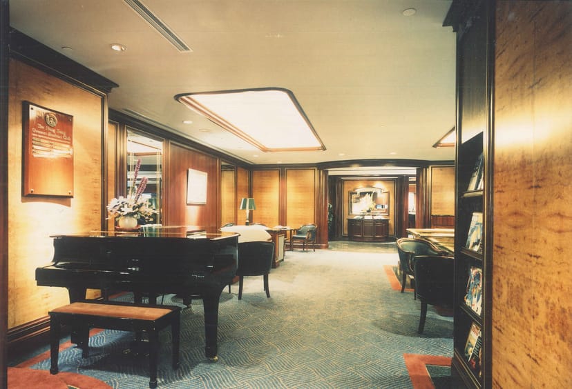 Sophisticated lounge at The Treasury, Hong Kong Bankers Club for networking events.