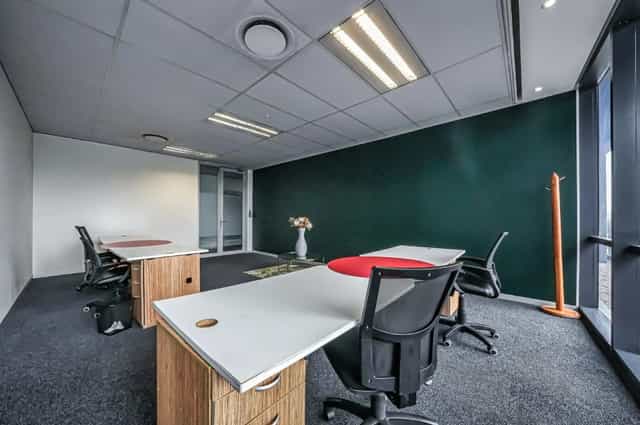 Versatile coworking space with natural light, ideal for workshops and brainstorming sessions.