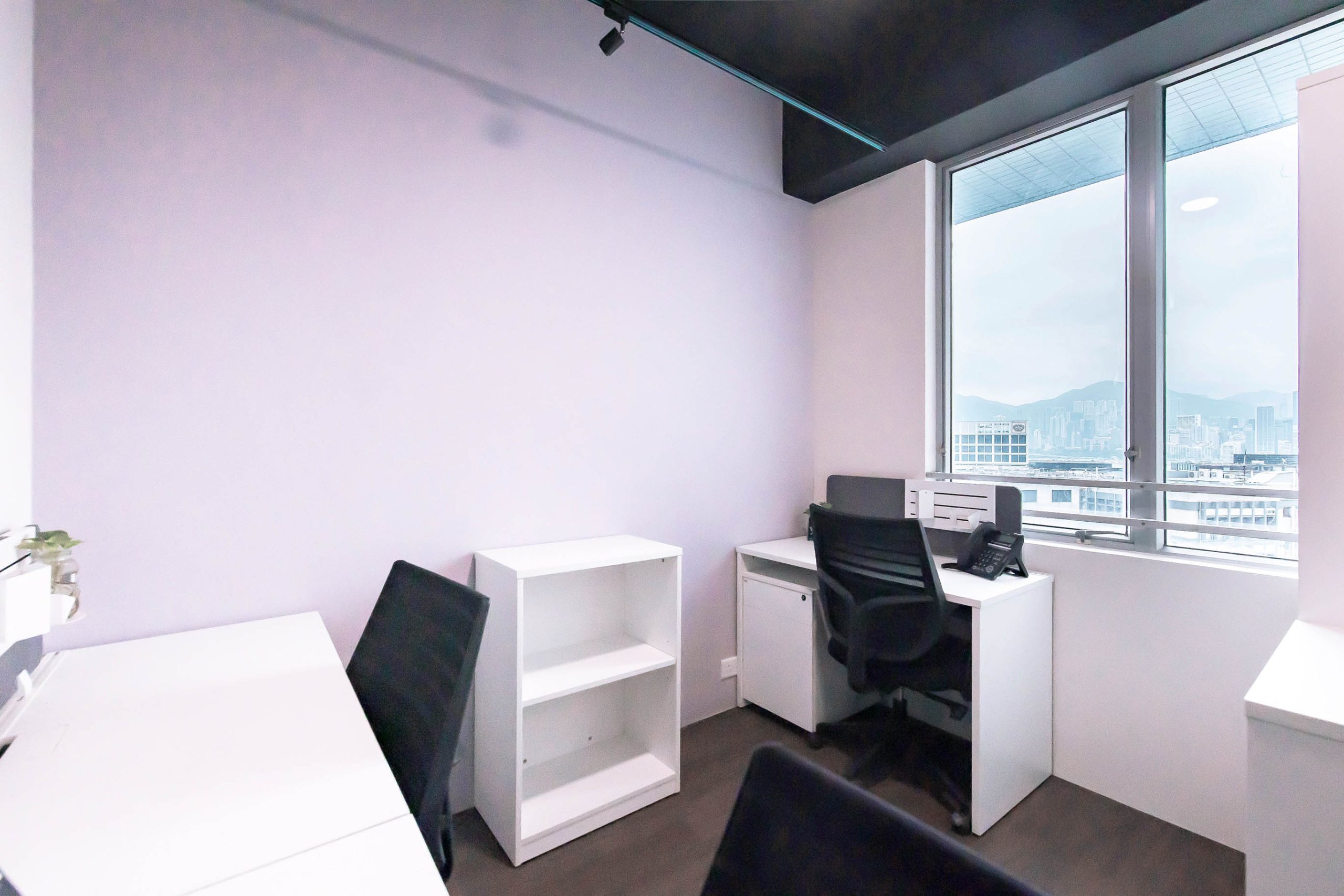 Modern office space in WorkCave Hong Kong, ideal for meetings and brainstorming sessions.