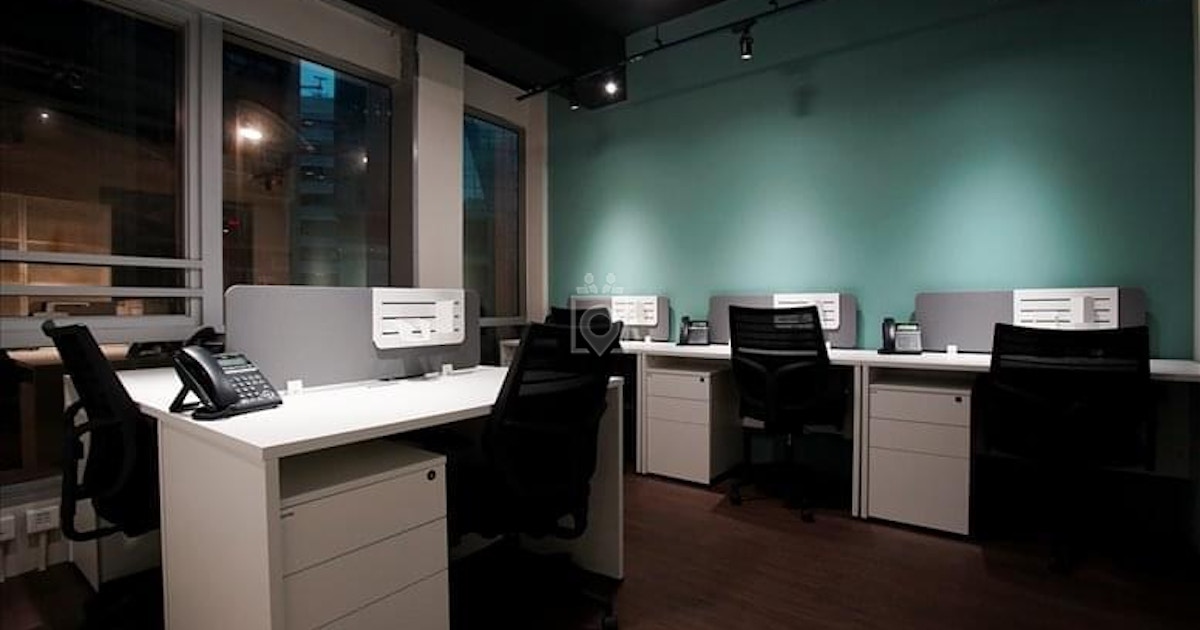 Modern multifunction room in WorkCave Hong Kong, ideal for meetings and collaboration.