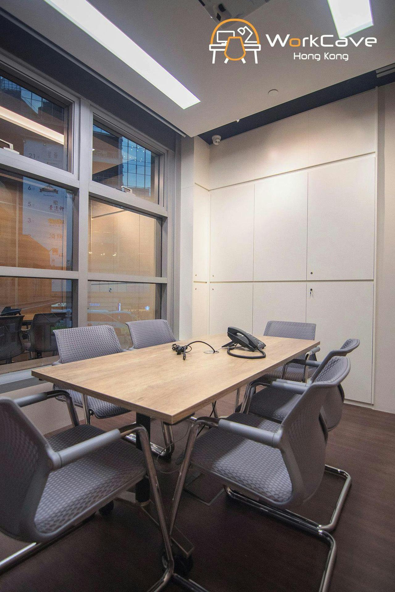 Modern conference room in WorkCave Hong Kong, perfect for meetings and brainstorming sessions.