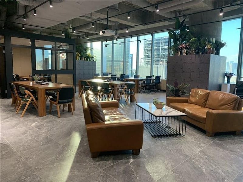 Modern corporate meeting space with leather sofas, ideal for workshops and networking.