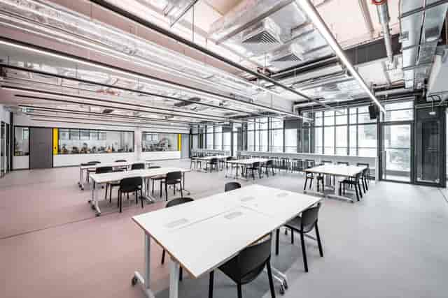 Modern coworking space with natural light, perfect for workshops and meetings.