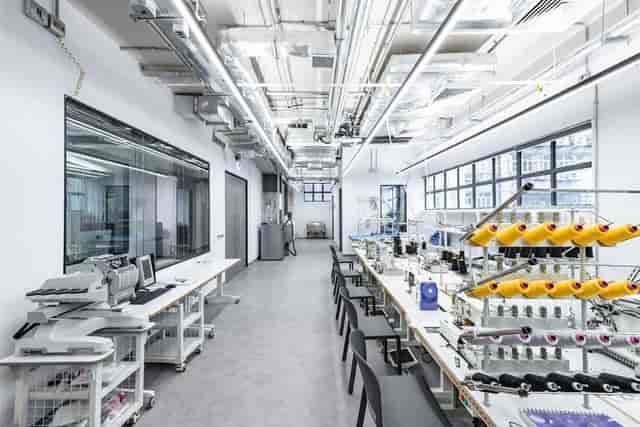 Modern workspace in Fabrica Atrium, ideal for collaborative meetings and workshops.