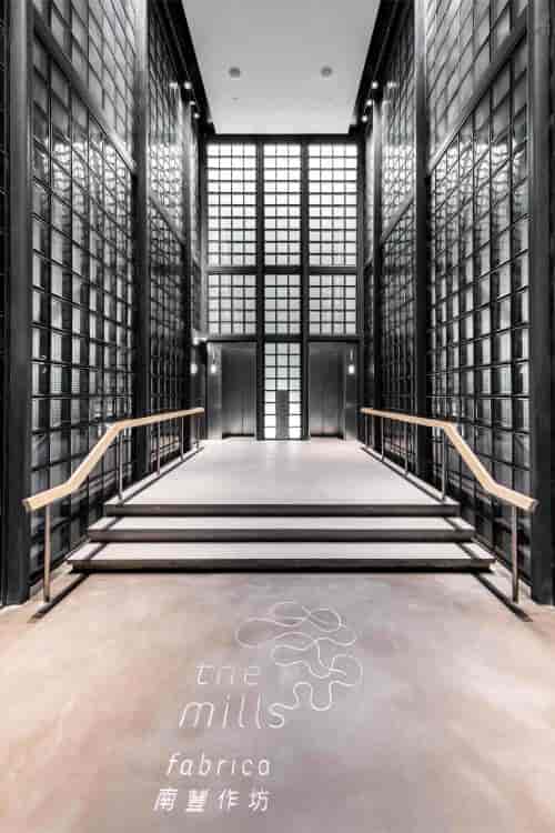 Sleek Fabrica Atrium entrance with glass panels, ideal for corporate events and meetings.