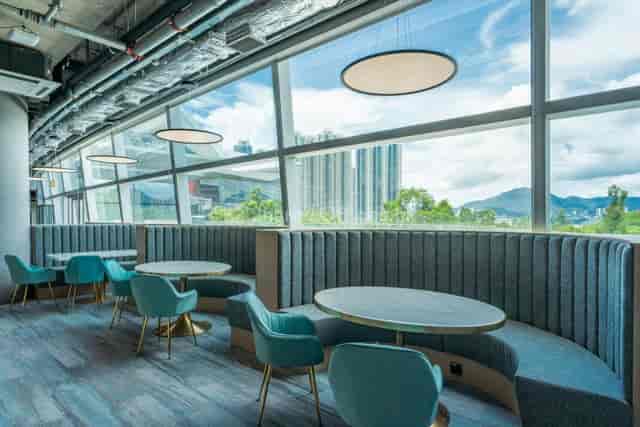 Modern coworking meeting space with natural light, ideal for brainstorming sessions.