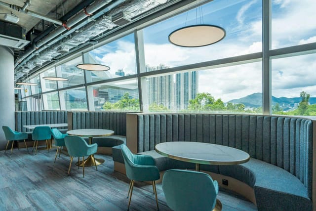 Modern coworking meeting space with natural light, ideal for brainstorming sessions.