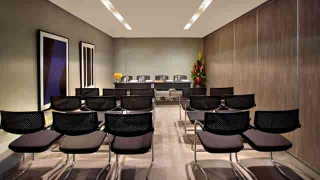 Mamaka Meeting Space at Ovolo Hotels: modern design, ideal for workshops and presentations.