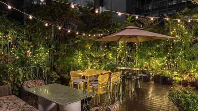 Outdoor terrace in Arcane with string lights, ideal for intimate gatherings and networking.