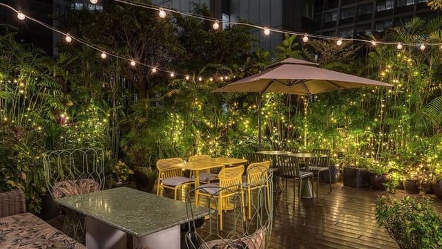 Outdoor terrace in Arcane with string lights, ideal for intimate gatherings and networking.