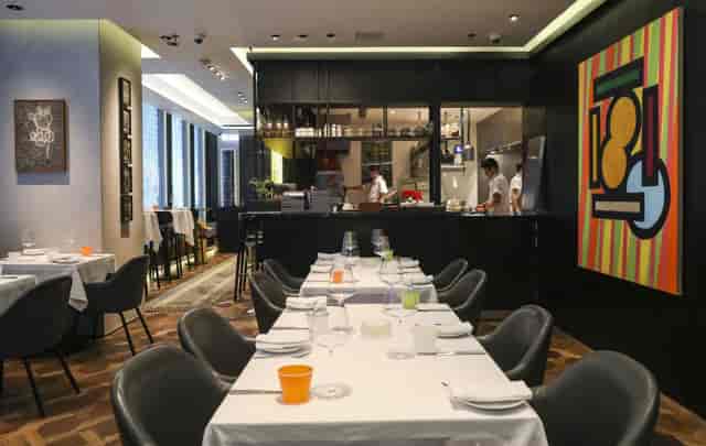 Modern restaurant in Arcane with sleek design, perfect for intimate meetings and events.