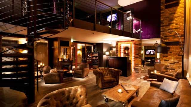 Stylish Pentalounge with warm lighting, ideal for networking events and meetings.