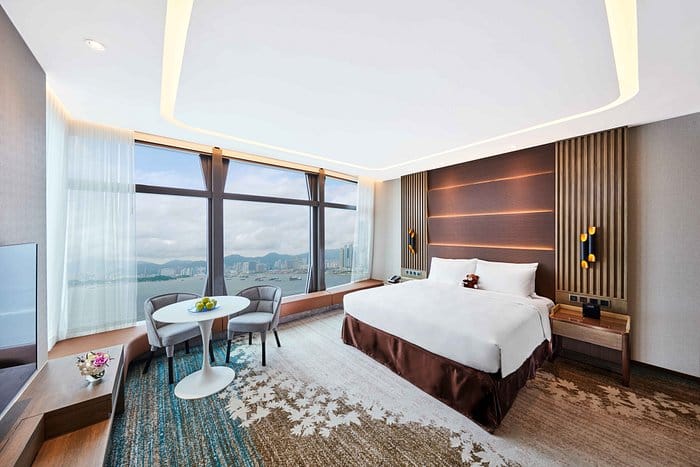 Modern hotel meeting room with stunning view, ideal for retreats and brainstorming sessions.