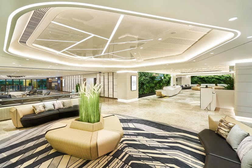 Modern meeting room with natural light, ideal for events and networking at Hotel COZi.