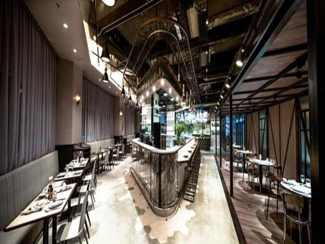 Modern restaurant bar in Hotel Ease, ideal for corporate events and social celebrations.