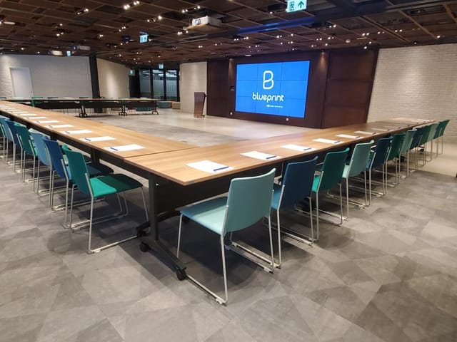 Modern conference room with U-shaped table, ideal for workshops and meetings.
