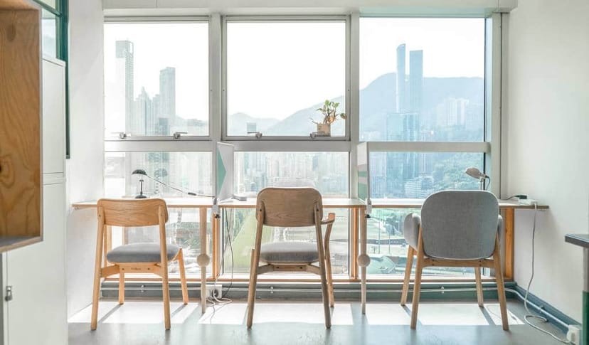 Modern coworking space with city view, ideal for meetings and brainstorming sessions.