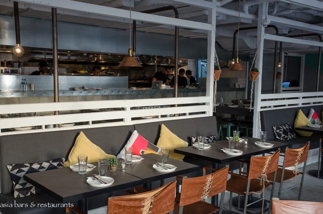 Modern dining area in Limewood with elegant tableware for events and gatherings.