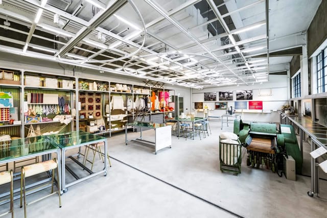 Modern event space with natural light, perfect for workshops and gatherings.