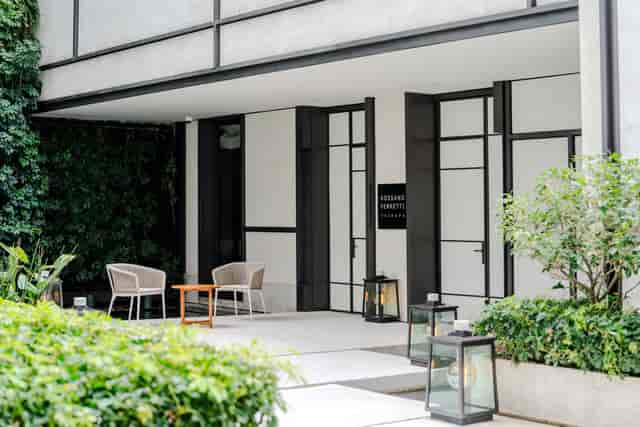 Stylish outdoor meeting space at Rosewood Hong Kong, ideal for networking events.