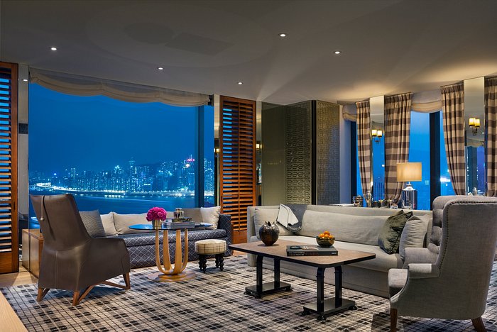 Sophisticated lounge in Rosewood Hong Kong, ideal for networking events and meetings.