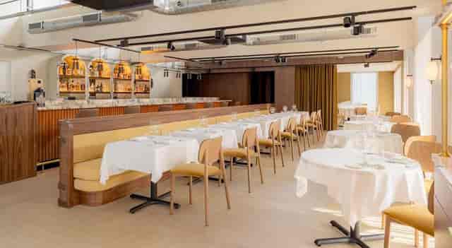Elegant private room in Cornus, ideal for intimate meetings and events.