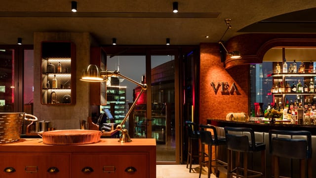 Sophisticated bar in VEA, ideal for networking events and intimate gatherings.