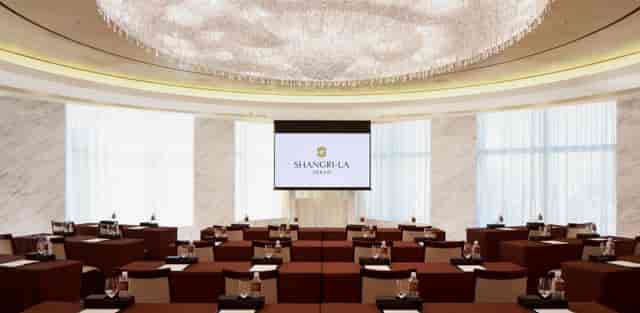 Sophisticated meeting room with large screen in Shangri-La Ballroom for corporate events.