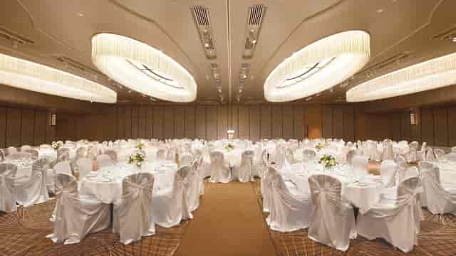 Elegant Shangri-La Ballroom with round tables, perfect for weddings and corporate events.