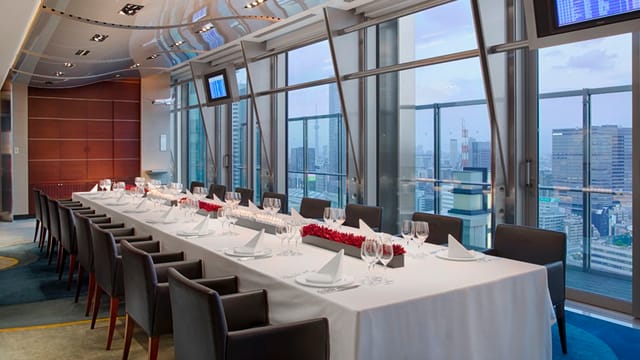Seven Seas Pacific Aviation Lounge with elegant table, ideal for corporate meetings in Tokyo.