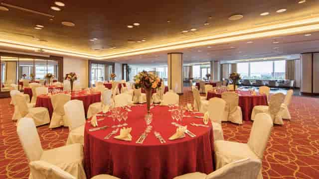 InterContinental Ballroom in PACIFICO Yokohama, elegant red table settings for corporate events.