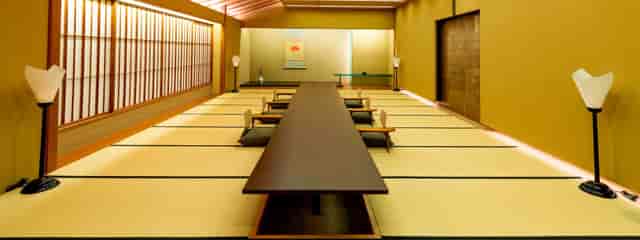 Teppanyaki restaurant meeting space with tatami flooring for strategic planning sessions.