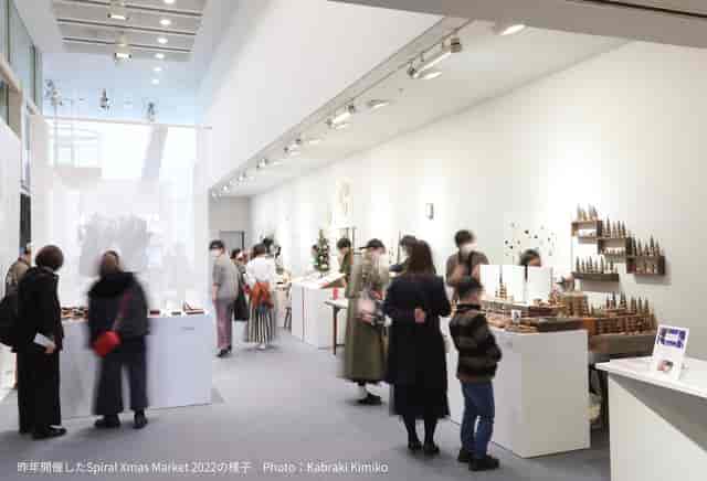 Showcase in Spiral: modern exhibition space with attendees at a trade show.