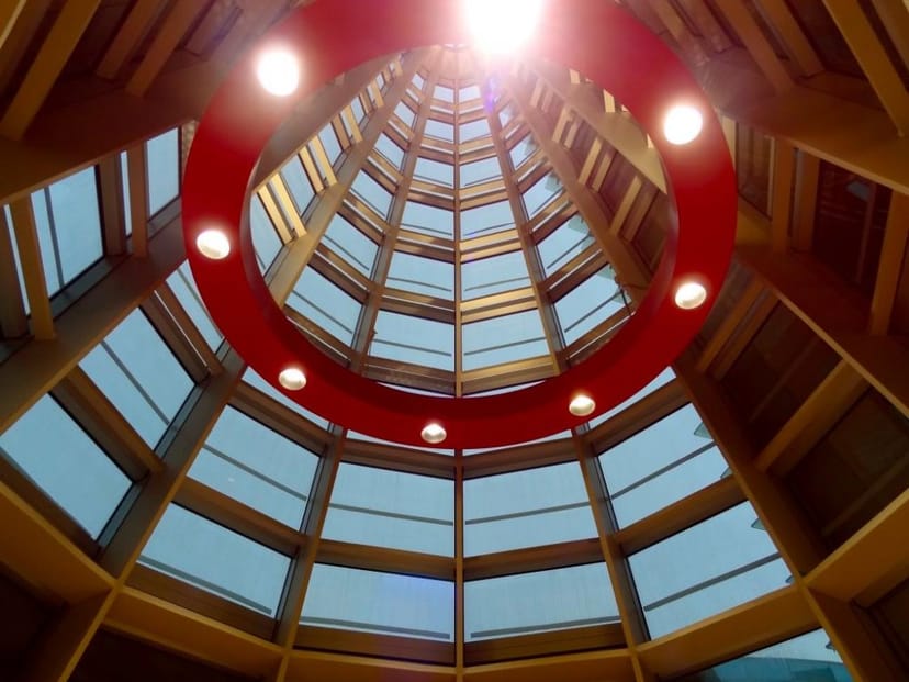 Atrium in Spiral with circular skylight, perfect for meetings and events.