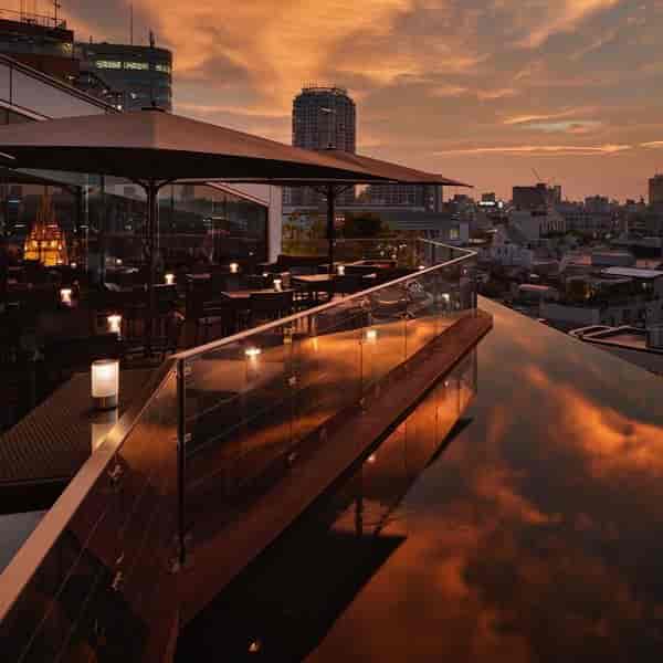 Rooftop restaurant with infinity pool, ideal for upscale evening events and gatherings.