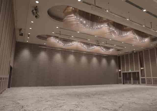 Elegant Meiji Kinenkan venue with sophisticated ceiling, perfect for conferences and weddings.