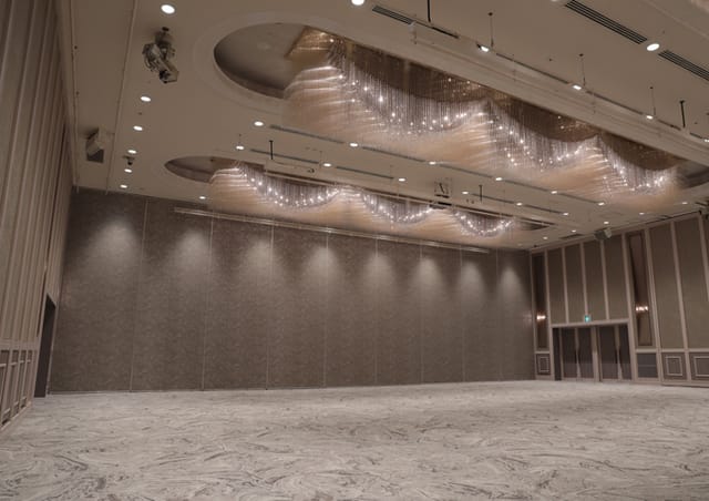 Elegant Meiji Kinenkan venue with sophisticated ceiling, perfect for conferences and weddings.