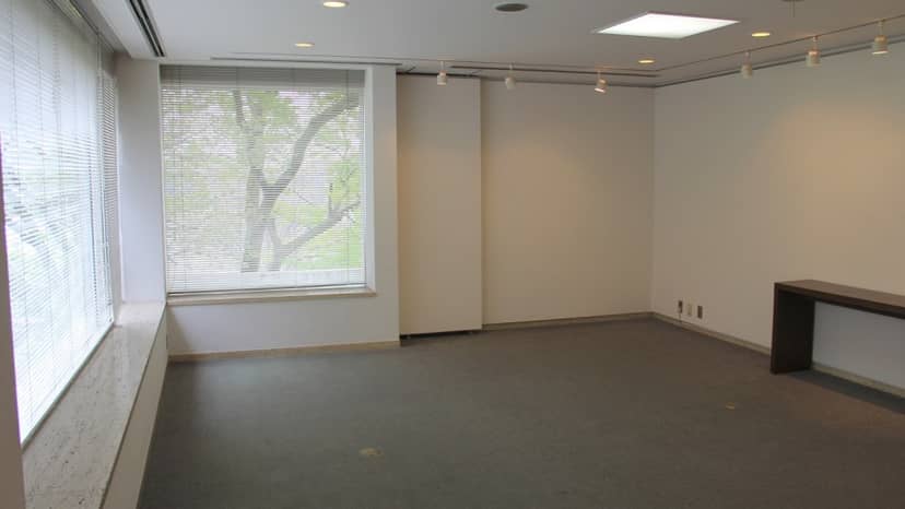 Well-lit meeting room with large windows, ideal for events and brainstorming sessions.