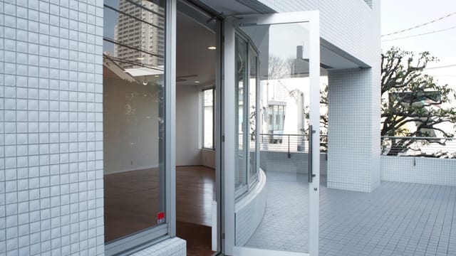 Modern exhibition room with large windows, perfect for meetings and social gatherings.