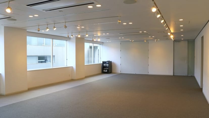 Versatile Hillside Banquet space with natural light, ideal for meetings and events.
