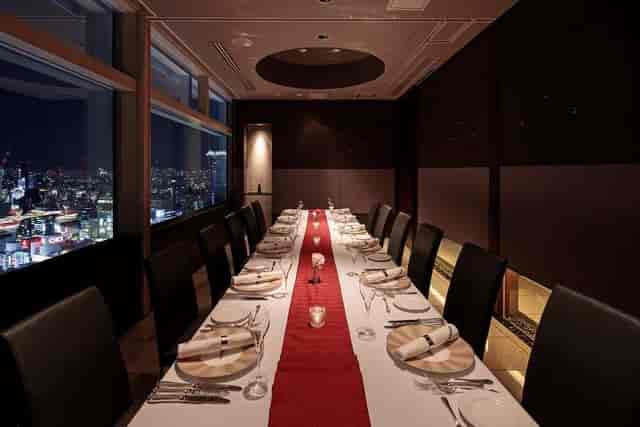 Modern izakaya private room in Shibuya with elegant dining setup for corporate events.