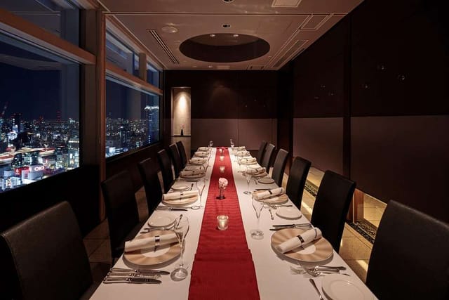 Modern izakaya private room in Shibuya with elegant dining setup for corporate events.