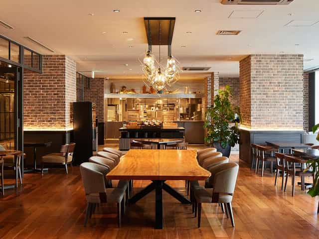 Modern cocktail bar in Shibuya Stream Hotel, perfect for intimate meetings and events.