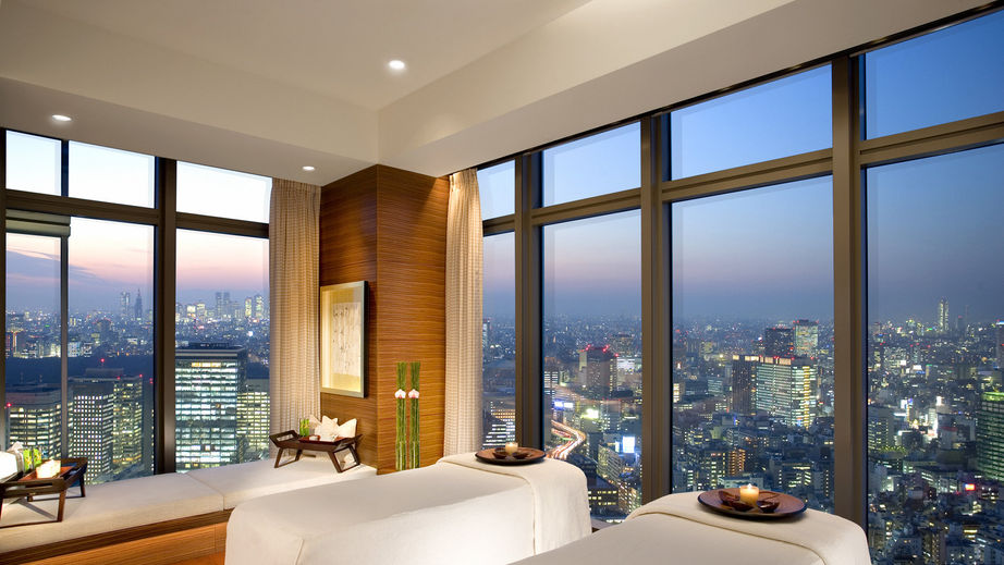 Luxurious meeting room with panoramic views at Mandarin Oriental, Tokyo for corporate retreats.