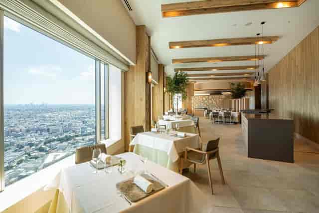 Executive lounge at Cerulean Tower Tokyu Hotel with panoramic city views for corporate events.