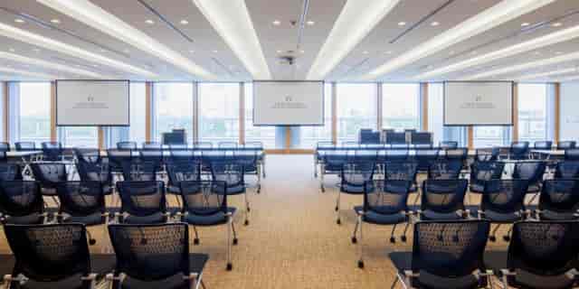 Modern meeting space in Tokyo Midtown with flexible seating for corporate events.