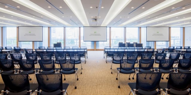Modern meeting space in Tokyo Midtown with flexible seating for corporate events.
