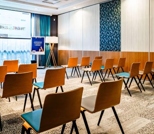 Comtes de Champagne meeting space in Novotel Reims, ideal for workshops and presentations.